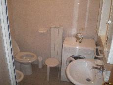 il bagno con cabina doccia, WC, Bidet e Lavatrice