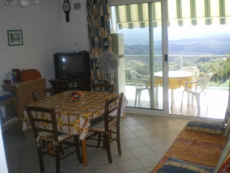 Cucina soggiorno con TV e terrazza panoramica